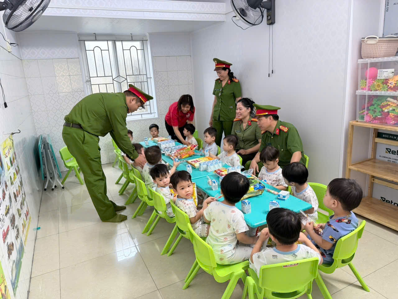 Công an phường Thành Đông tổ chức các hoạt động hưởng ứng “Tháng Nhân đạo” và Tháng hành động vì trẻ em năm 2026